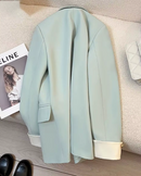 CASACO FEMININO COM DETALHE NAS MANGAS