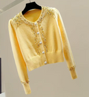 CARDIGAN FEMININO COM DETALHES EM PEDRARIAS E PÉROLAS