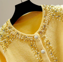 CARDIGAN FEMININO COM DETALHES EM PEDRARIAS E PÉROLAS