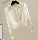 CARDIGAN FEMININO COM DETALHES EM PEDRARIAS E PÉROLAS