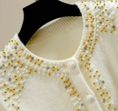 CARDIGAN FEMININO COM DETALHES EM PEDRARIAS E PÉROLAS