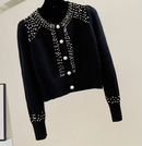 CARDIGAN FEMININO COM DETALHES EM PEDRARIAS E PÉROLAS