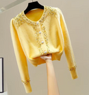 CARDIGAN FEMININO COM DETALHES EM PEDRARIAS E PÉROLAS